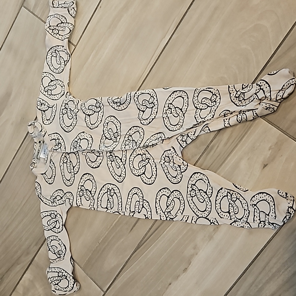Spearmint Love Pretzel Onesie with snaps 3-6 months